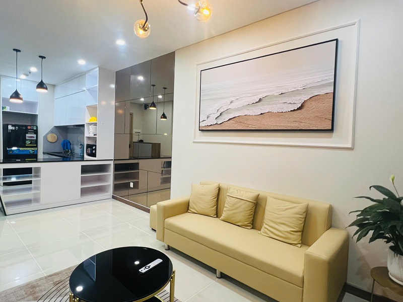 Ph&ograve;ng kh&aacute;ch &ndash; ghế sofa m&agrave;u v&agrave;ng d&agrave;i, &ecirc;m &aacute;i